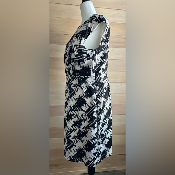 Jones New York Dress, size 12, black and white sleeveless, with side zipper - Picture 4 of 9